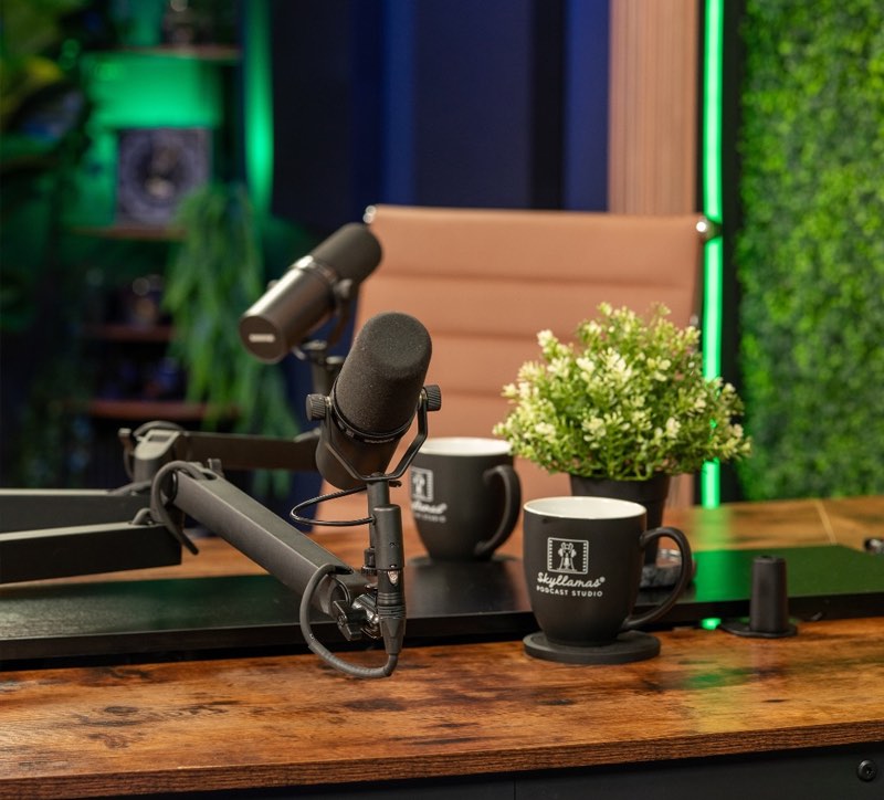 Microphones on the desk of the Skyllamas podcast studio